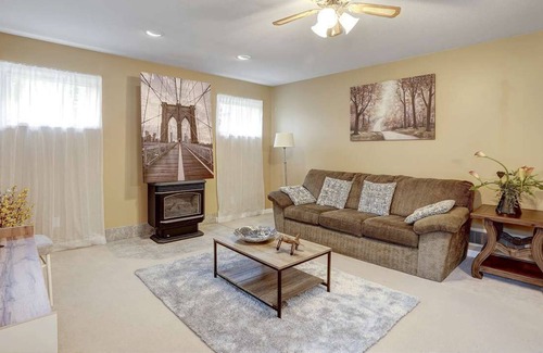 Maple Ridge House | Beautiful 3-bedroom suite on 1 Acre