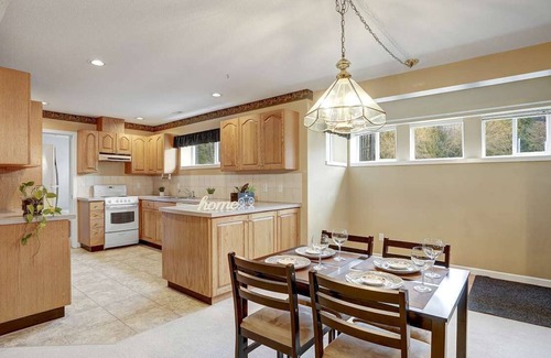 Maple Ridge House | Beautiful 3-bedroom suite on 1 Acre