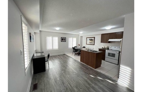 Meadowvale Village House | Beautiful 3 bedroom & 3-bathroom vacation home near Toronto Pearson Airport