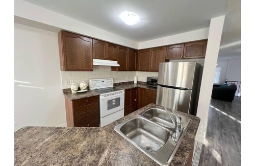 Meadowvale Village House | Beautiful 3 bedroom & 3-bathroom vacation home near Toronto Pearson Airport