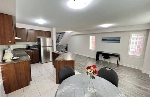 Meadowvale Village House | Beautiful 3 bedroom & 3-bathroom vacation home near Toronto Pearson Airport