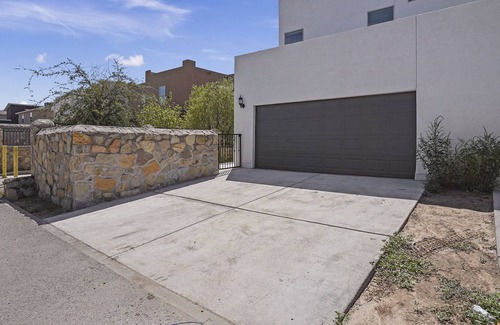 Chamberino House | Beautiful 3 bedroom Casita DD w/ 2 Car Garage