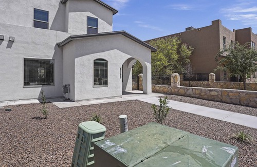 Chamberino House | Beautiful 3 bedroom Casita DD w/ 2 Car Garage