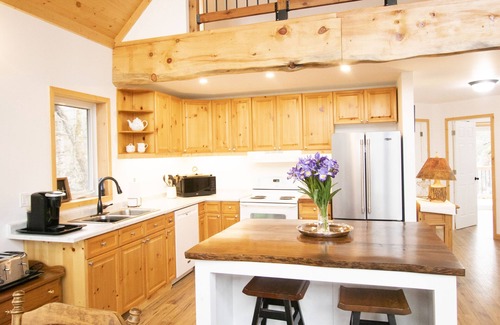 Muskoka Lakes Cottage | Beautiful 3 bedroom chalet like cottage on Lake Muskoka: family friendly