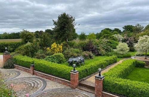 King's Bromley House | Beautiful 3 Bedroom Cottage - Picturesque Retreat
