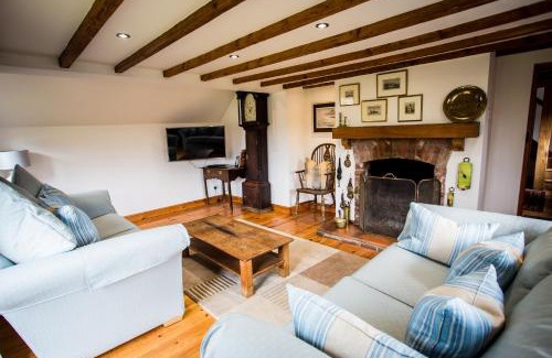 King's Bromley House | Beautiful 3 Bedroom Cottage - Picturesque Retreat