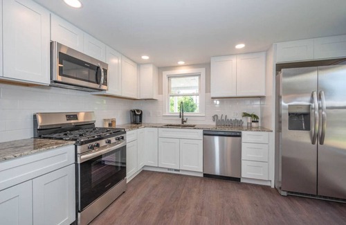 Salem House | Beautiful 3 Bedroom Downtown Salem Home