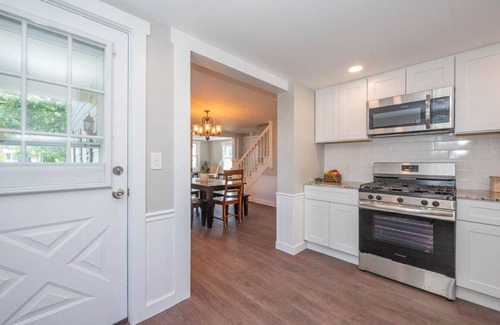 Salem House | Beautiful 3 Bedroom Downtown Salem Home