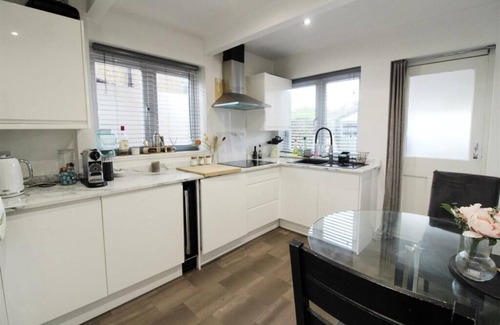 Caversham House | Beautiful 3 Bedroom Home With Parking and Fitness Equipment