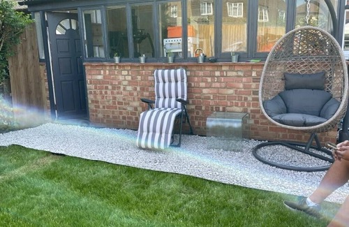 Caversham House | Beautiful 3 Bedroom Home With Parking and Fitness Equipment