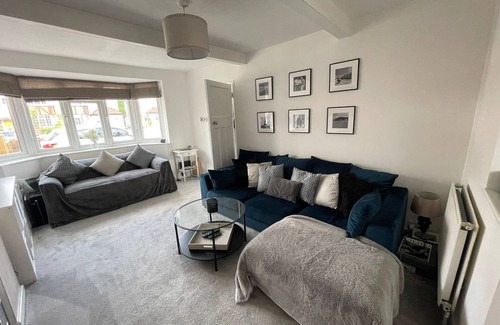 Caversham House | Beautiful 3 Bedroom Home With Parking and Fitness Equipment