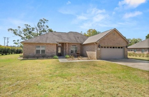 DeRidder House | Beautiful 3 Bedroom House in Great Neighborhood