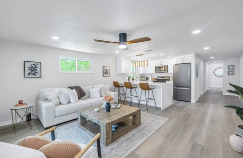 Alta Vista House | Beautiful 3-bedroom house with heated pool and e-bikes near Siesta Key beach