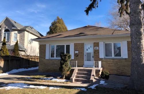 Newtonbrook House | Beautiful 3 Bedroom House in Toronto + Free Parking