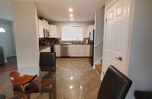 Southeast Calgary Apartment | Beautiful 3 bedroom main floor apartment