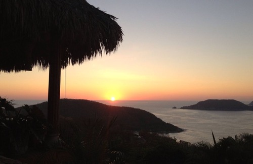 Ixtapa - Zihuatanejo Condo | Beautiful 3 Bedroom Condo w Swimming Pool- 1 Block from Fabulous La Ropa Beach