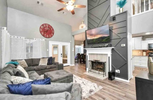 Barker House | Beautiful 3-bedroom Patio Home in Houston w/WiFi, AC near Champions Golf course