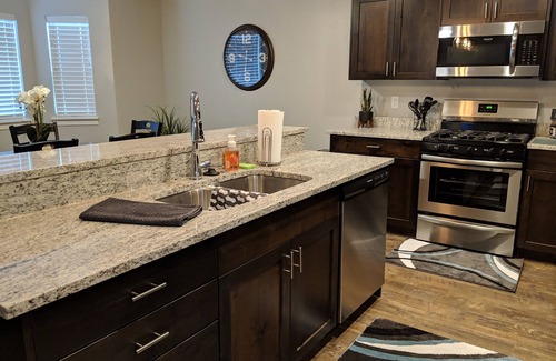 Hyrum House | Beautiful 3 Bedroom Townhouse, 10 Mins to Logan.