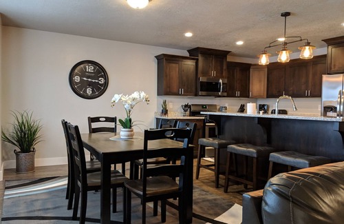 Hyrum House | Beautiful 3 Bedroom Townhouse, 10 Mins to Logan.
