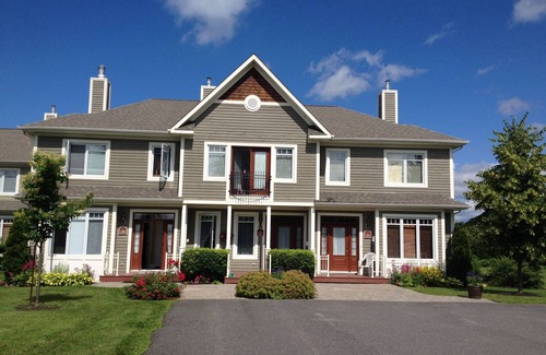 Magog House | Beautiful 3 Bedroom Townhouse Facing The Lake Walk To Town!