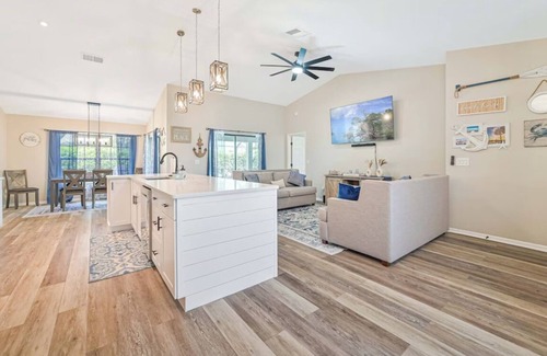 Three Oaks House | Beautiful 3 Bedroom House with Inground Pool! Close to everything!