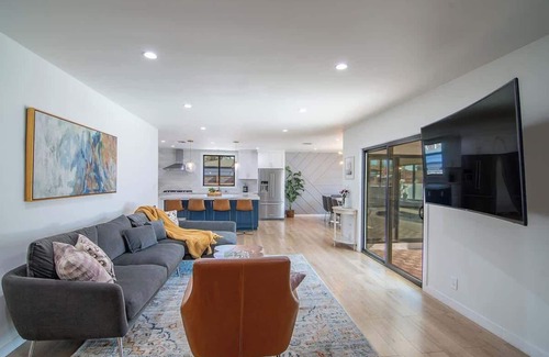 Valley Glen House | Beautiful 3 Bedrooms 3 Bath Large Home + Pool