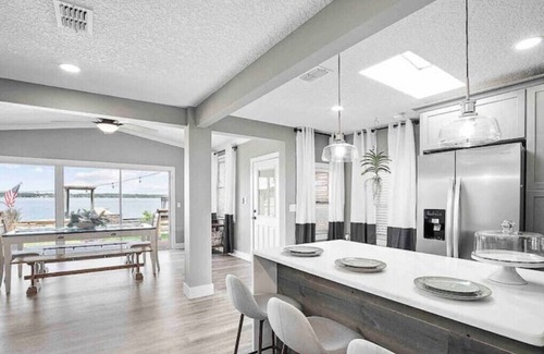 Lakeside House | Beautiful 3 bedroom 2 bathroom waterfront home on Drs. Lake
