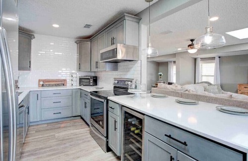 Lakeside House | Beautiful 3 bedroom 2 bathroom waterfront home on Drs. Lake