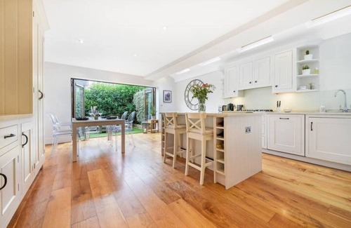 Shaftesbury House | Beautiful 3 bedroom Victorian House in Clapham with a Garden and Gym
