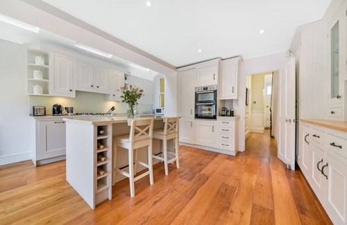 Shaftesbury House | Beautiful 3 bedroom Victorian House in Clapham with a Garden and Gym