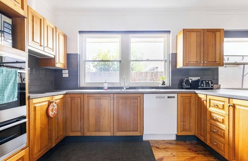 Royal Park House | Beautiful 3 Bedrooms BNB between Airport and Sea