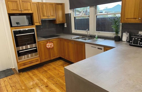 Royal Park House | Beautiful 3 Bedrooms BNB between Airport and Sea