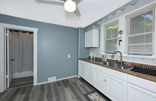 Firestone Park House | Beautiful 3 BR house in Akron,King bed , Smart Tv in each room & Firepit