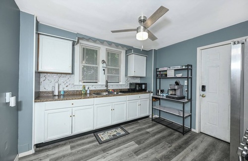 Firestone Park House | Beautiful 3 BR house in Akron,King bed , Smart Tv in each room & Firepit