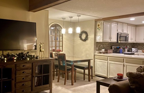 North Troy Condo | Beautiful 3 BR ski In Trailside condo. Steps away from WaterPark & Ice Rink