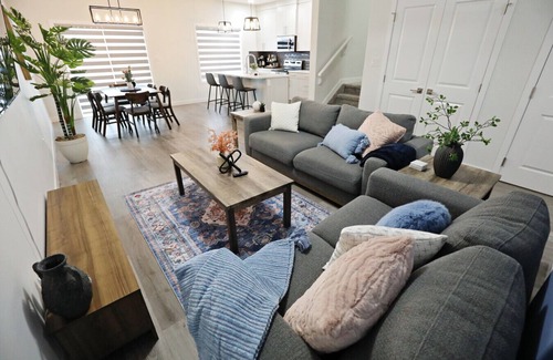 Southwest Edmonton House | Beautiful 3 King Beds|Garage|Airport|Disney+