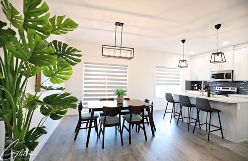 Southwest Edmonton House | Beautiful 3 King Beds|Garage|Airport|Disney+