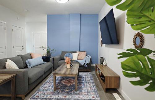 Southwest Edmonton House | Beautiful 3 King Beds,Garage,Airport,Disney+