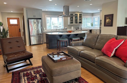 Southeastern Sacramento House | BEAUTIFUL 3BDR/1BTH OPEN PLAN HOME SAFE & WALKABLE SACRAMENTO NEIGHBORHOOD