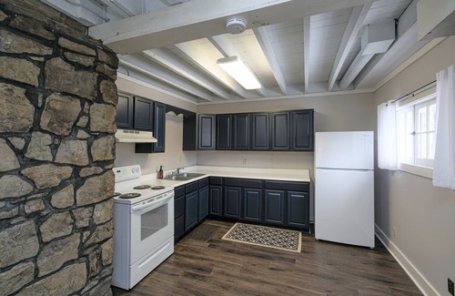 Elkins Cabin | Beautiful 3bdrm Cabin°Hot Tub°Balcony°Parking°