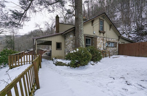Elkins Cabin | Beautiful 3bdrm Cabin°Hot Tub°Balcony°Parking°