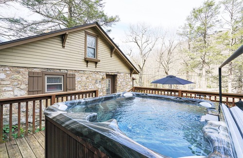 Elkins Cabin | Beautiful 3bdrm Cabin°Hot Tub°Balcony°Parking°