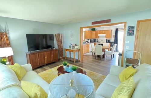 Milwaukee House | Beautiful 3br, 1.5 bath home centrally located in the heart of Milwaukee.