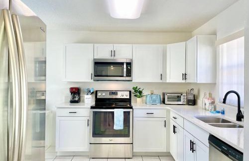 Indian Wells House | Beautiful 3BR House with Private Pool near Disney