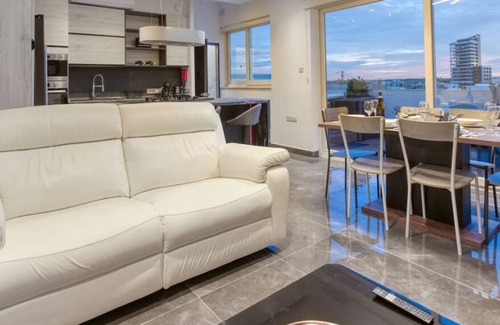 Gzira Apartment | Beautiful 3BR Triplex penthouse with Hot-Tub