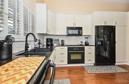Sanford House | Beautiful 4/2 in Sanford: King Bed, Golf, Pool, Ping Pong, & Bunk Room!
