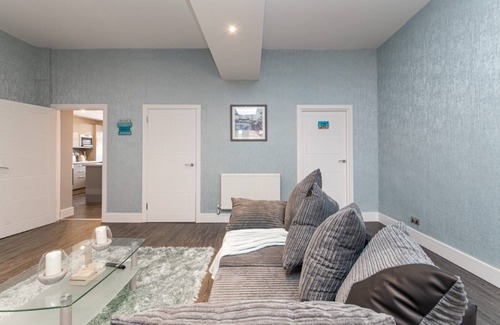 Whitley Bay Apartment | Beautiful 4 bed apartment in Whitley Bay- walking distance to the sea front