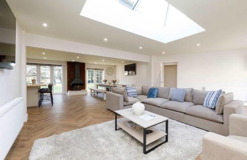 Ford House | Beautiful 4-Bed Close to South Downs & Goodwood
