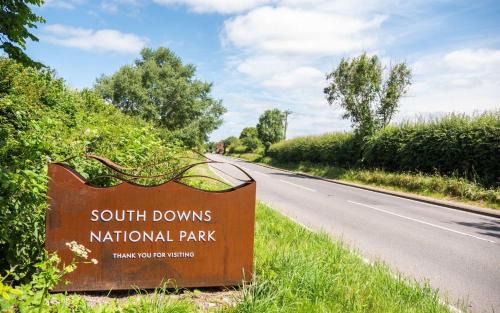Ford House | Beautiful 4-Bed Close to South Downs & Goodwood