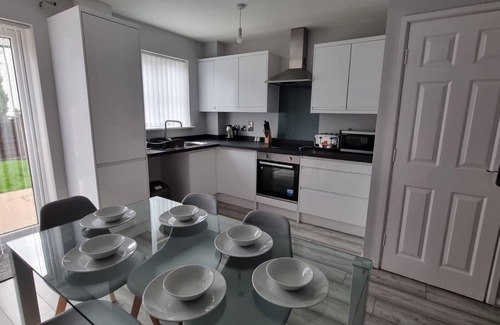 Manchester House | Beautiful 4 bed home, Sleeps 8, driveway parking